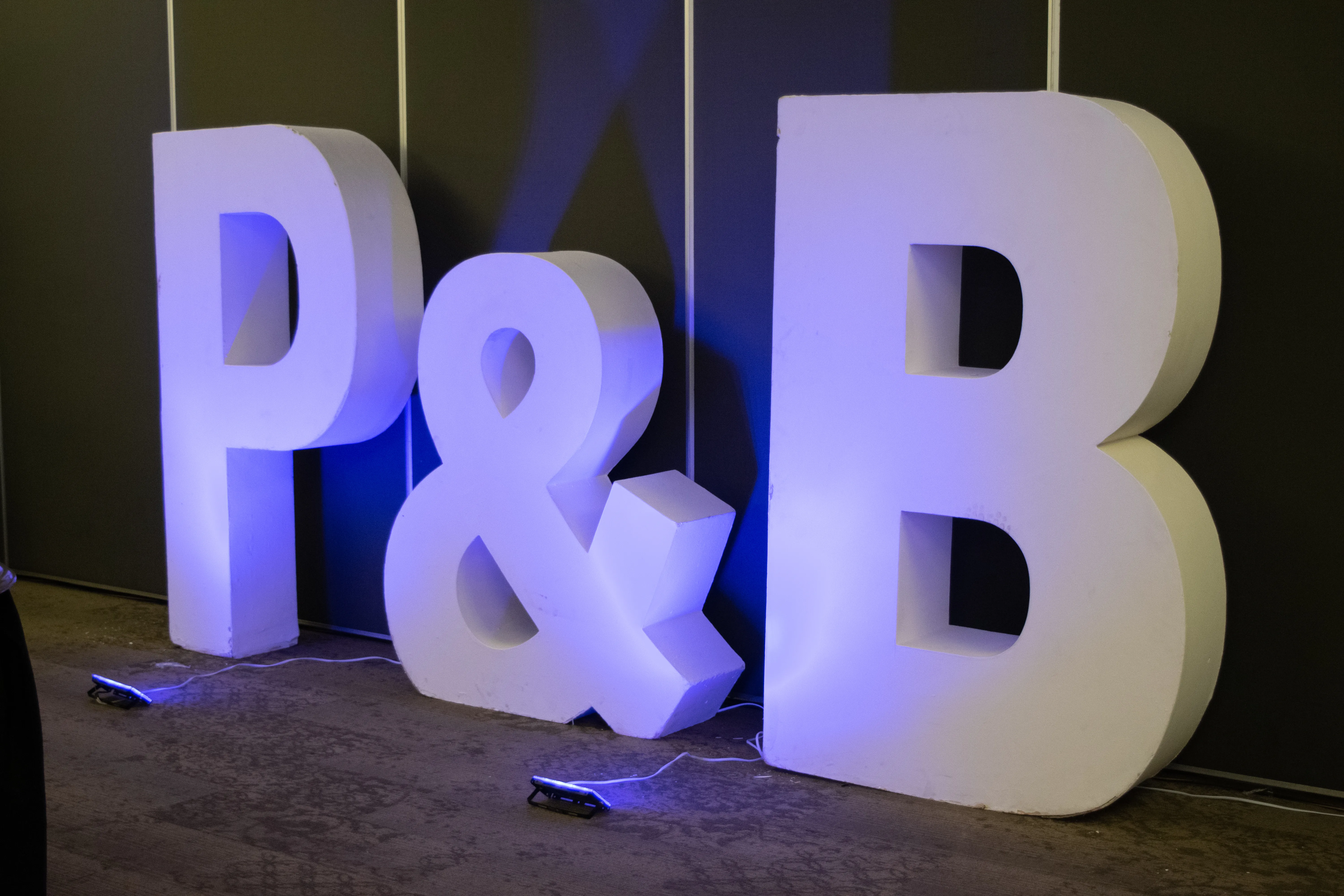 Networking entre empresarios en evento P&B